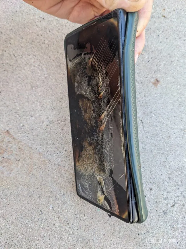 googlein uygun fiyatli telefonu sarj sirasinda eridi 0 UEqtnItY