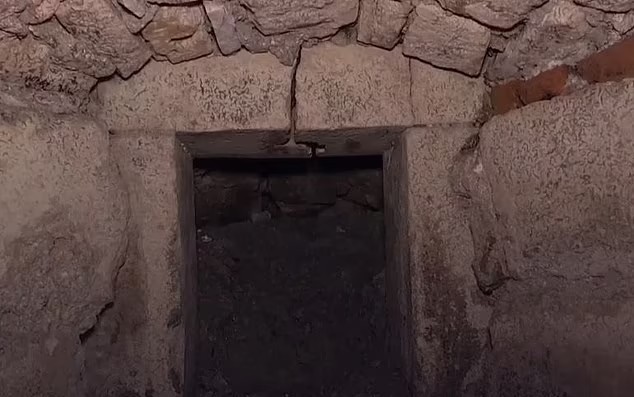 unlu kalede 300 yildir kimsenin giremedigi bir oda ortaya cikti 0 wUv28c8Z